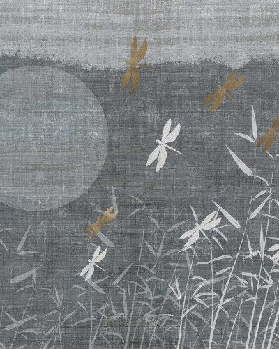 Tapet cu design minimalist inspirat de natura asiatică, cu libelule delicate și vegetație luxuriantă pe un fundal gri-albastru.