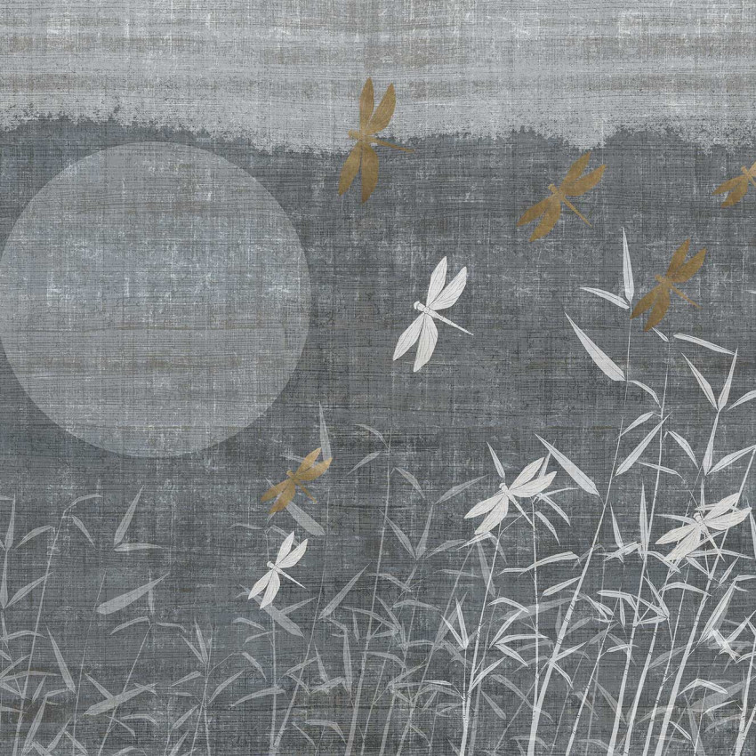 Tapet cu design minimalist inspirat de natura asiatică, cu libelule delicate și vegetație luxuriantă pe un fundal gri-albastru.