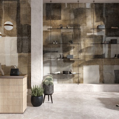Tapet Kabila Rust cu design modern si elegant, in nuante de maro ruginit. Textura imita panza groasa, pentru un aspect rustic si sofisticat.