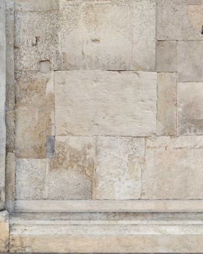 Tapet cu aspect de piatra naturala, cu design inspirat de arhitectura clasica.