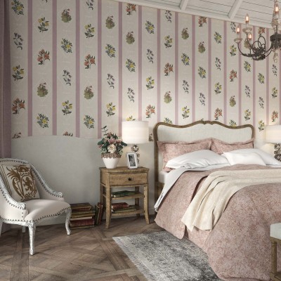 Tapet floral cu flori violet, pe un fundal delicat, perfect pentru dormitoare, livinguri sau holuri