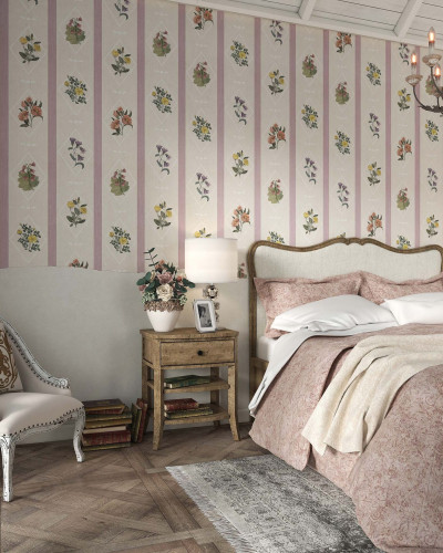 Tapet floral cu flori violet, pe un fundal delicat, perfect pentru dormitoare, livinguri sau holuri
