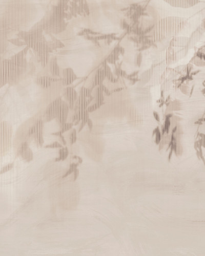 Tapet modern bej cu design minimalist, cu umbre subtile ale frunzelor pe un fundal texturat.