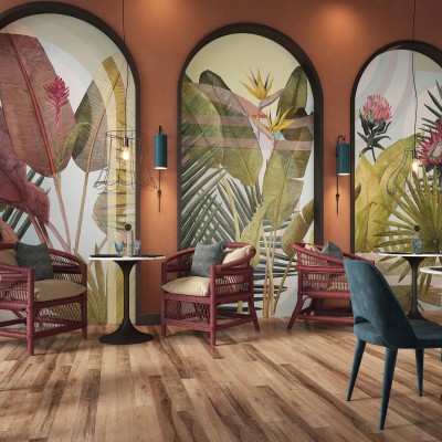 Tapet cu design tropical, cu frunze verzi și flori exotice, în culori vibrante.