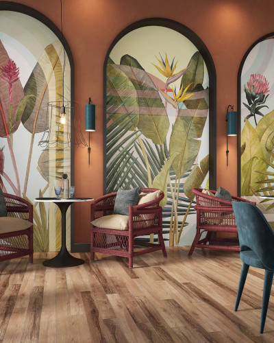 Tapet cu design tropical, cu frunze verzi și flori exotice, în culori vibrante.
