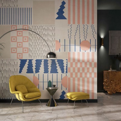 Tapet cu design geometric în nuanțe de roz și albastru