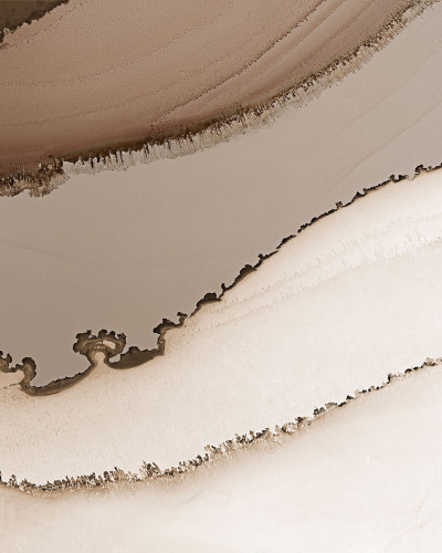 Tapet cu design abstract in nuante de crem si maro cu linii curbe, perfect pentru living, dormitor sau hol.