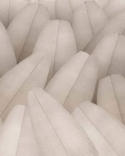 Tapet cu design abstract, linii fine, în nuanțe de gri și alb, perfect pentru dormitor sau living.