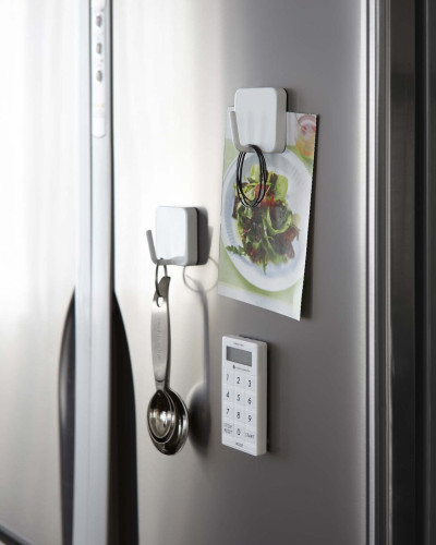Cârlig magnetic alb pentru depozitare pe frigider