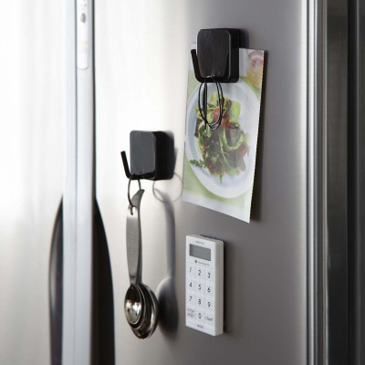 Cârlig magnetic negru pe frigider