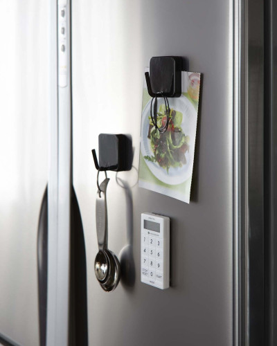 Cârlig magnetic negru pe frigider