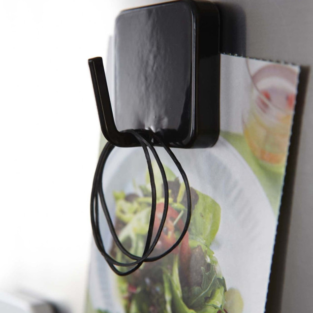 Cârlig magnetic negru pe frigider