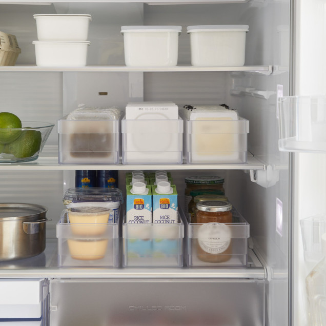 Organizator de frigider cu divizoare, alb, ideal pentru depozitarea alimentelor.