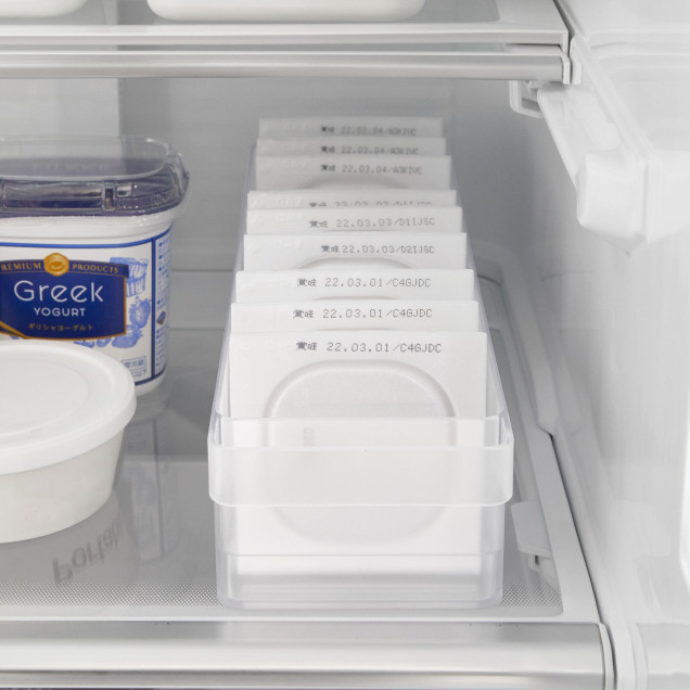 Organizator de frigider cu divizoare, alb, ideal pentru depozitarea alimentelor.