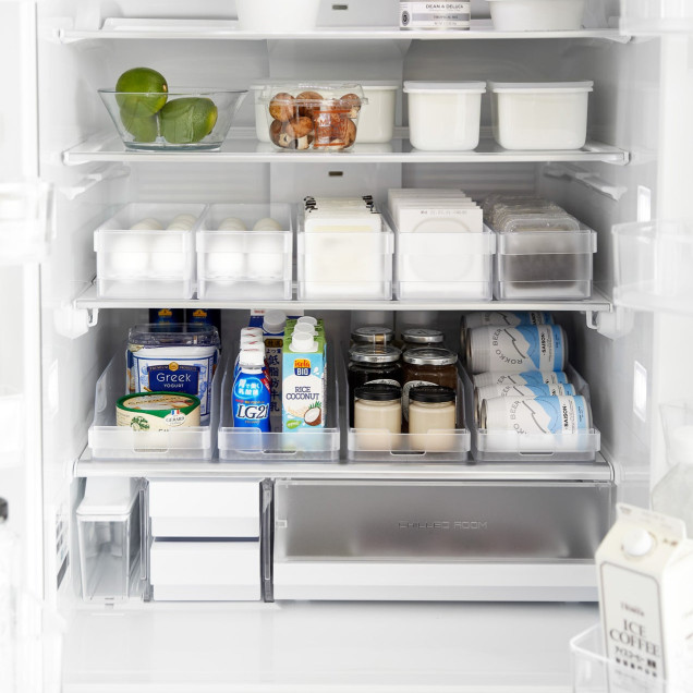 Organizator de frigider cu divizoare, alb, ideal pentru depozitarea alimentelor.
