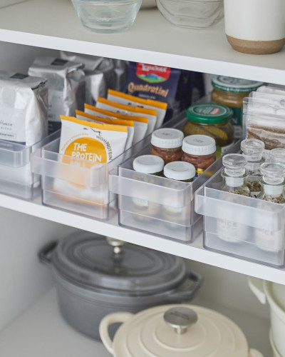 Organizator de frigider cu divizoare, alb, ideal pentru depozitarea alimentelor.