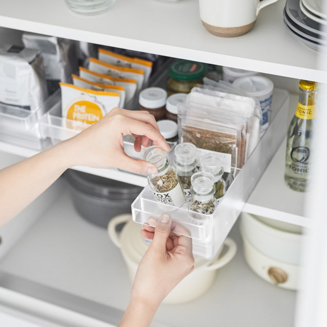Organizator de frigider cu divizoare, alb, ideal pentru depozitarea alimentelor.