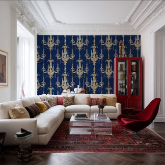 Tapet bleumarin cu candelabre aurii într-un living elegant