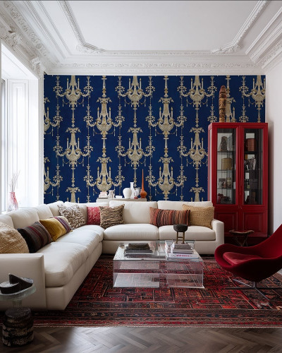 Tapet bleumarin cu candelabre aurii într-un living elegant
