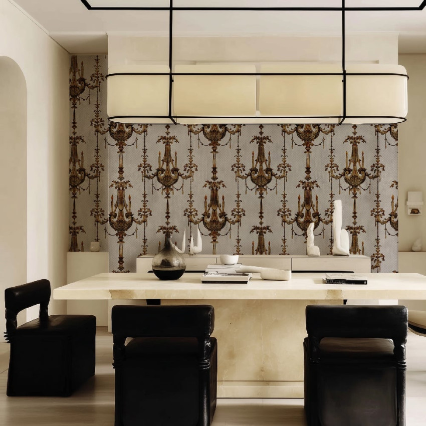 Tapet bleumarin cu candelabre aurii într-un living elegant