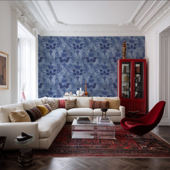 Tapet floral albastru într-un living elegant