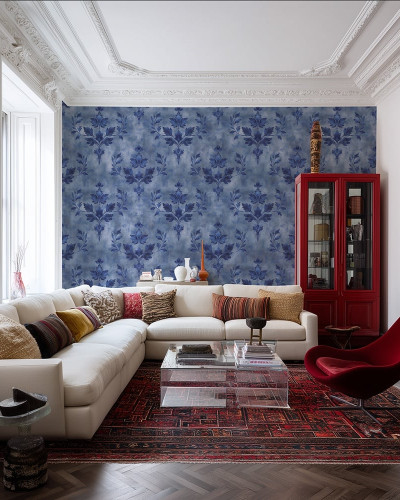 Tapet floral albastru într-un living elegant