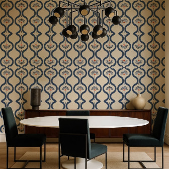 Tapet decorativ cu model floral stilizat, albastru și bej, într-o sufragerie modernă