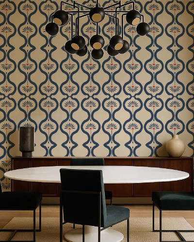 Tapet decorativ cu model floral stilizat, albastru și bej, într-o sufragerie modernă