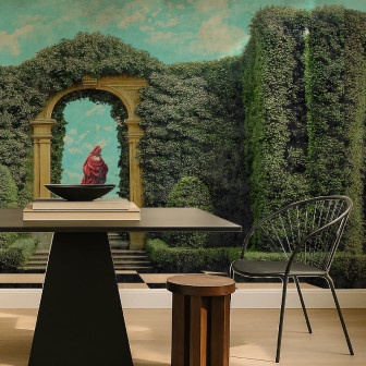 Fototapet personalizat cu design de grădină clasică, arcadă și vegetație luxuriantă