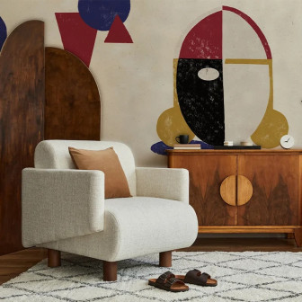 Fototapet abstract cu forme geometrice și culori vibrante într-un living modern.