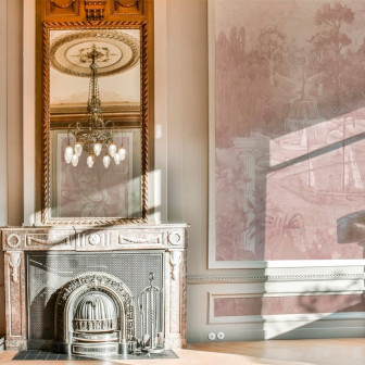 Tapet personalizat cu design elegant roz într-un interior clasic