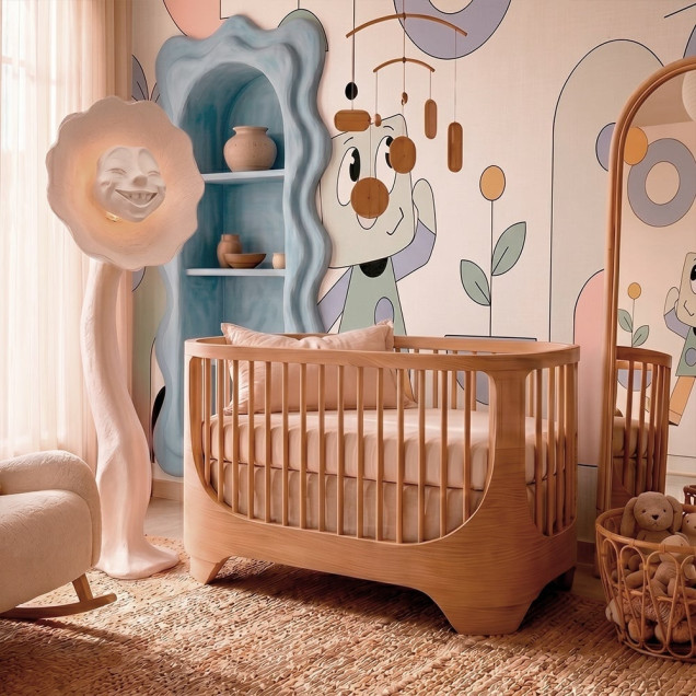 Tapet cu personaje vesele și forme geometrice în pasteluri, decorând o cameră de copil modernă.