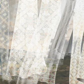 Fototapet personalizat cu motive textile și peisaj diafan într-un interior modern