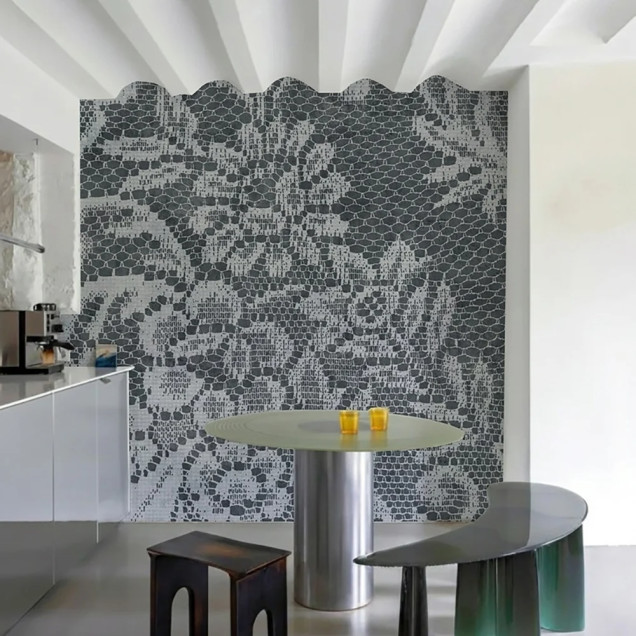 Tapet cu model ajurat elegant în living modern