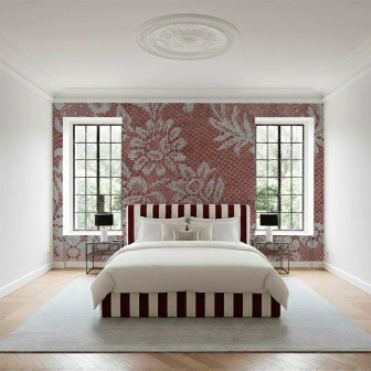 Tapet roșu cu model floral în dormitor