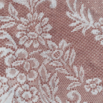 Tapet roșu cu model floral în dormitor