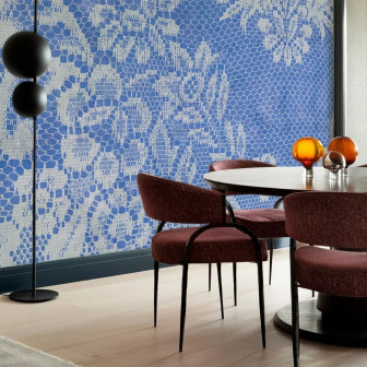 Tapet cu model ajurat albastru într-o sufragerie elegantă
