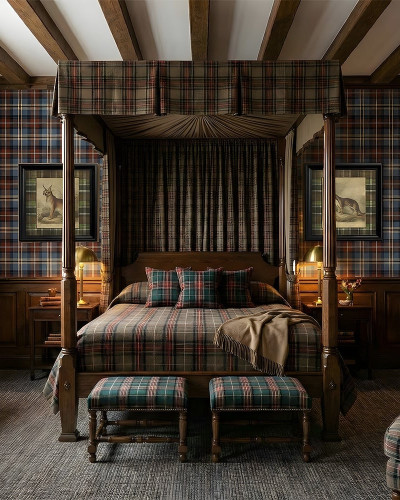 Dormitor amenajat cu tapet cu model tartan în nuanțe de albastru, roșu și maro.