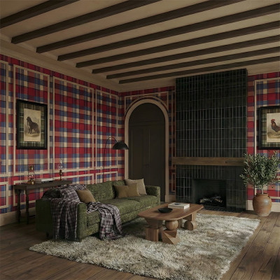 Living decorat cu tapet tartan rosu si albastru, canapea verde si mobilier din lemn