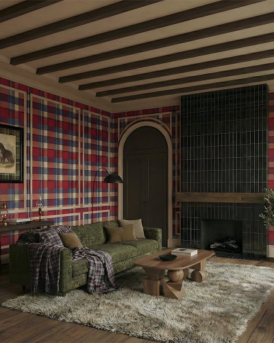 Living decorat cu tapet tartan rosu si albastru, canapea verde si mobilier din lemn