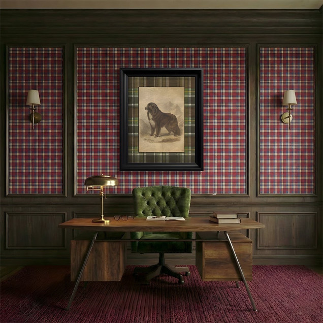 Living decorat cu tapet tartan rosu si albastru, canapea verde si mobilier din lemn