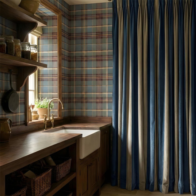 Tapet cu model carou in nuante de albastru, verde si rosu, integrat intr-un hol primitor cu mobilier din lemn masiv si accesorii traditionale.