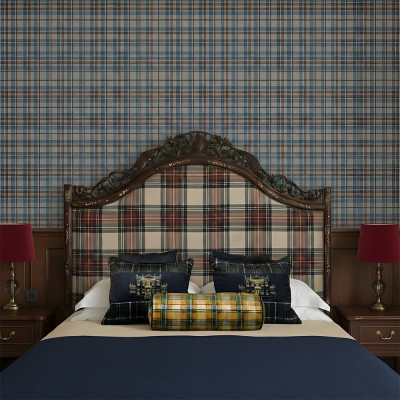 Tapet cu model tartan bej, albastru și roșu în decor de dormitor