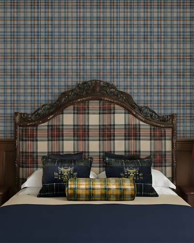 Tapet cu model tartan bej, albastru și roșu în decor de dormitor