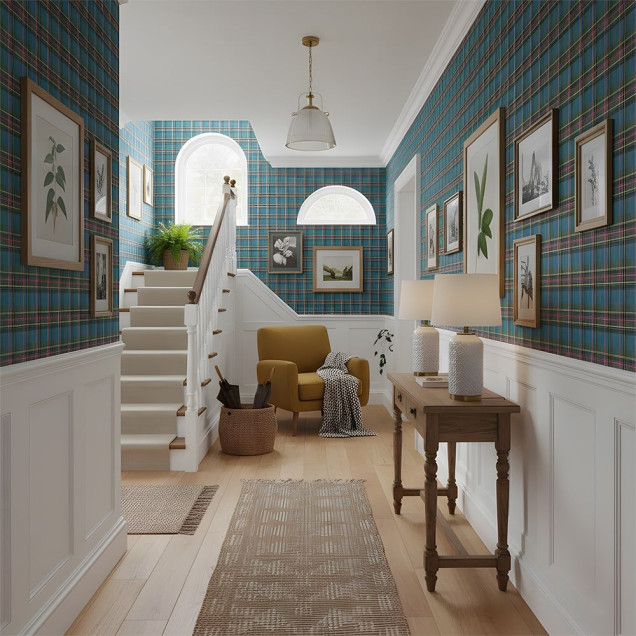 Tapet cu model carou vibrant in nuante de albastru, verde si roz, intr-un living confortabil.