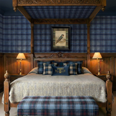 Tapet cu model tartan albastru într-un dormitor elegant
