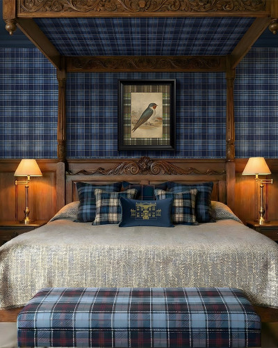 Tapet cu model tartan albastru într-un dormitor elegant