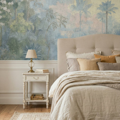 Fototapet cu o pădure tropicală luxuriantă și cer vaporos, perfect pentru un decor de dormitor relaxant.