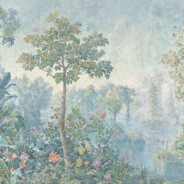 Fototapet cu peisaj de grădină luxuriantă, cu arbore înflorit, vegetație tropicală și ruine clasice, într-o atmosferă cețoasă.