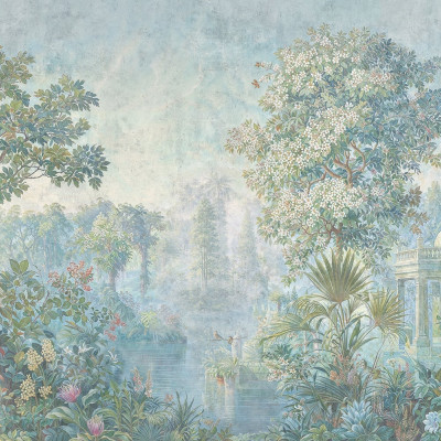 Fototapet cu peisaj de grădină luxuriantă, cu arbore înflorit, vegetație tropicală și ruine clasice, într-o atmosferă cețoasă.